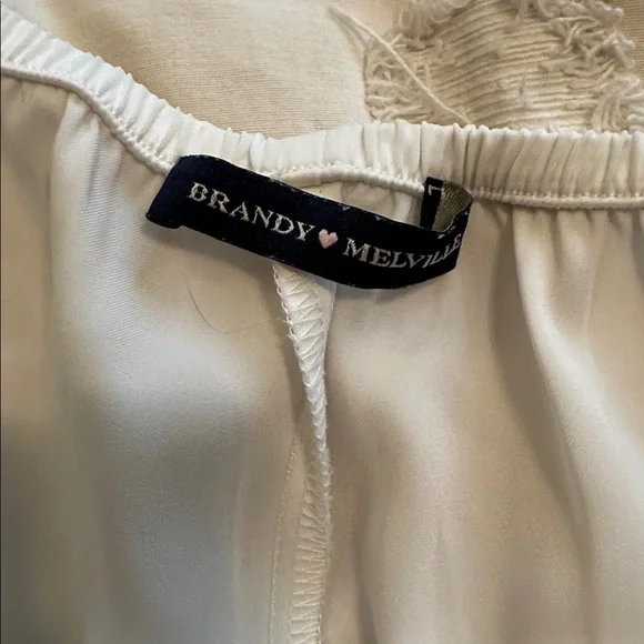 Brandy Melville poppy ruffle white shorts - Picture 4 of 4